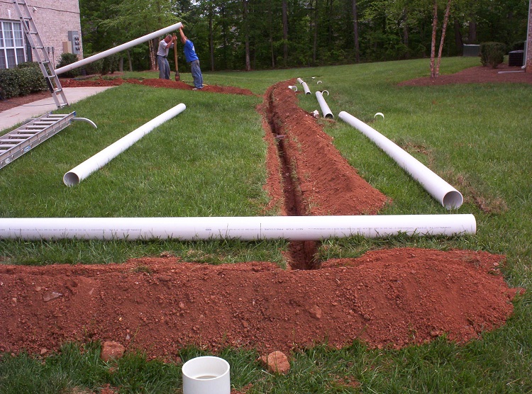 Les principales parties du système de drainage sont les tuyaux à travers lesquels l'eau s'écoulera Système de drainage