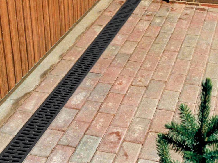 Les tranchées peuvent être recouvertes de grilles décoratives, les plus durables sont les produits en béton et en métal Système de drainage
