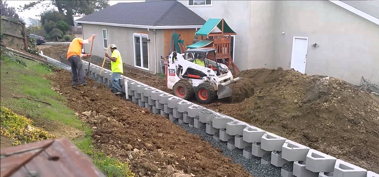 Si le sol sur le site est excessivement saturé d'humidité, l'installation d'un système de drainage est une mesure nécessaire Système de drainage