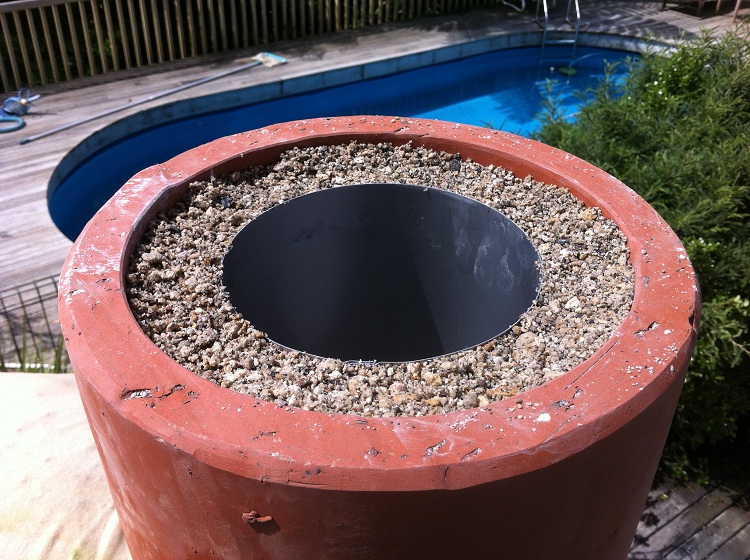 Pour certains types de cheminées, l'isolation est utilisée avec des matériaux en vrac, qui sont placés entre les tuyaux intérieurs et extérieurs Isolation thermique pour tuyaux de cheminée