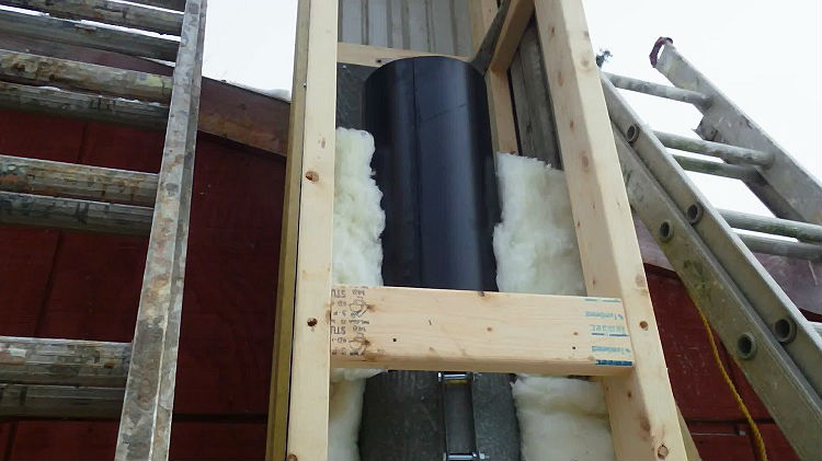 Entre le cadre en bois et le tuyau, vous devez poser une couche d'isolation réfractaire Isolation thermique pour tuyaux de cheminée