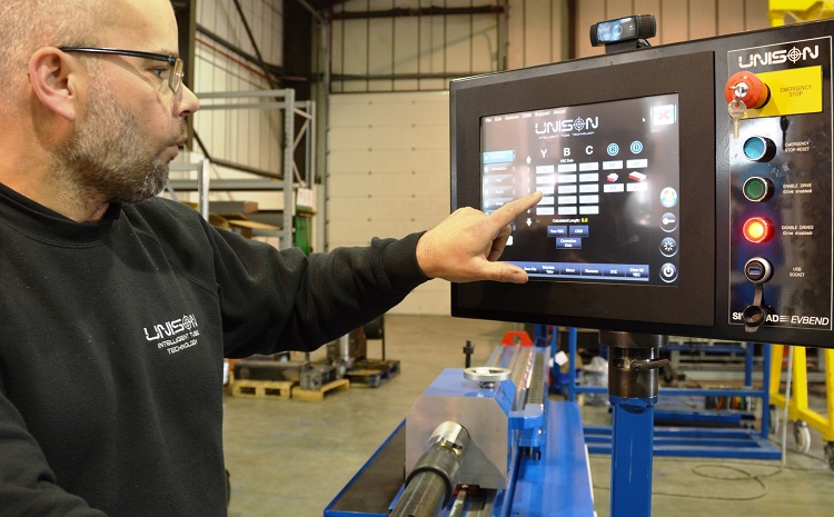 Les appareils informatiques sont équipés d'écrans qui affichent les paramètres spécifiés, les données techniques des pièces traitées et d'autres informations importantes Cintreuse de tubes CNC