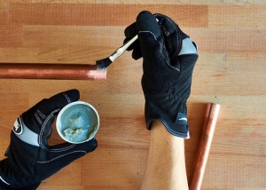 Flux pour le brasage des tuyaux en cuivre