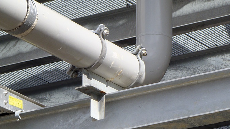 Les pinces de montage sont situées à des distances égales, qui sont calculées en fonction du type de ligne Colliers de serrage en métal en acier