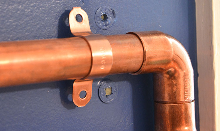 Lors du choix des fixations, vous devez faire attention au matériau à partir duquel les tuyaux sont fabriqués, par exemple, des pinces en cuivre sont nécessaires pour l'approvisionnement en eau en cuivre Fixations pour supports de tuyauterie pinces de niveau