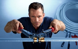 Connexion de tuyaux en plastique avec raccords