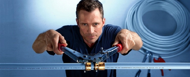 Connexion de tuyaux en plastique avec raccords