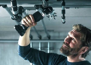 Outil pour monter des tuyaux en plastique