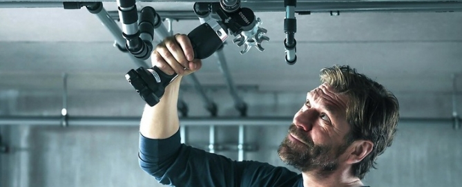 Outil pour monter des tuyaux en plastique