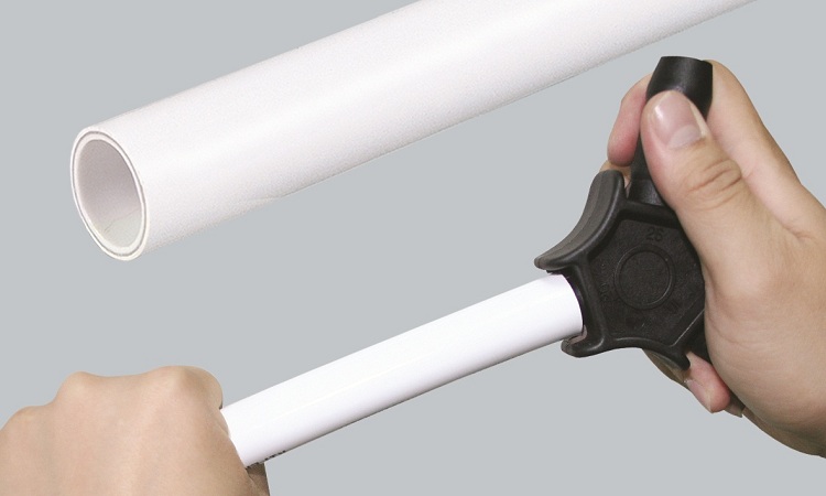 Le tuyau est placé sur une saillie d'un calibrateur d'un diamètre approprié, après quoi l'outil tourne plusieurs fois autour de l'axe Le calibrateur pour tuyaux en plastique