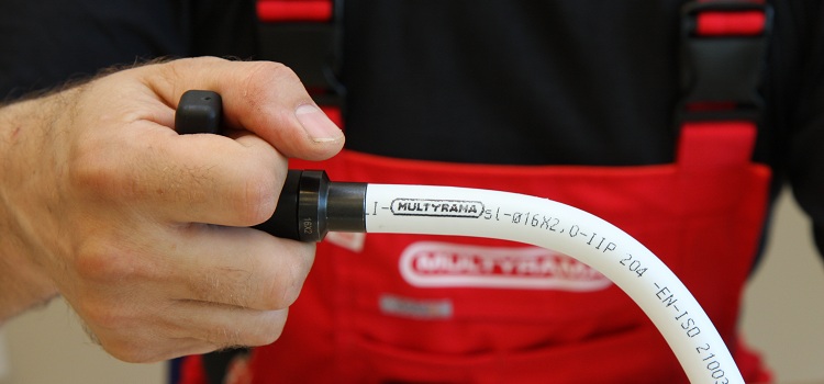 Pour que la connexion des tuyaux métal-plastique soit fiable, il est nécessaire de traiter leurs extrémités avec un calibrateur Le calibrateur pour tuyaux en plastique