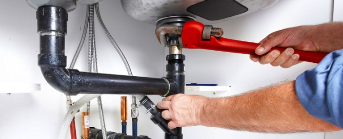 Installation de siphon sur l'évier