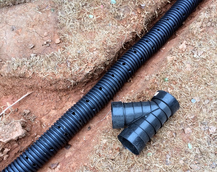 Les tuyaux perforés sont pratiques et pratiques pour installer un système de drainage dans leur région Tuyau perforé