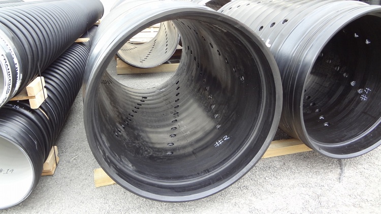 Les trous peuvent être disposés dans un ordre différent et avec des fréquences différentes. Tuyau perforé