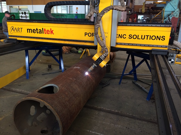 Les trous dans les tuyaux sont obtenus de différentes manières, la plus haute technologie est la perforation au laser. Tuyau perforé