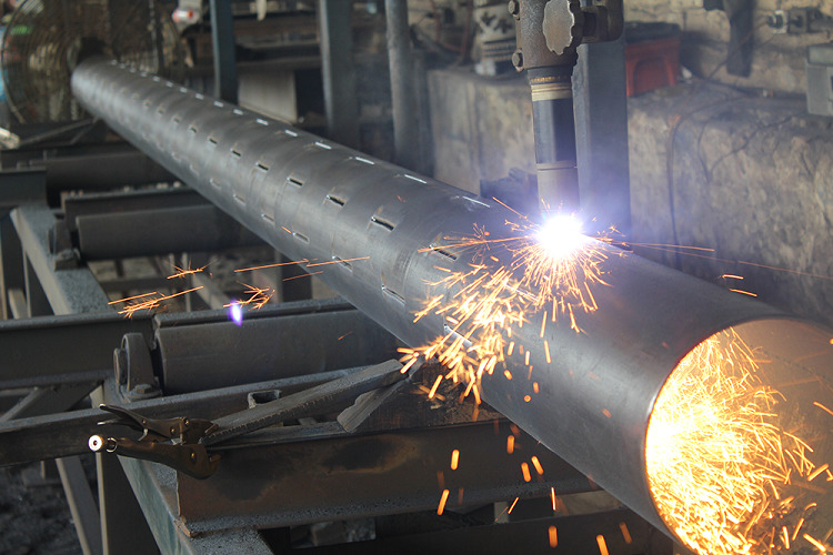 Faire des trous sur un tuyau métallique fini est l'un des moyens d'obtenir des produits perforés Tuyau perforé