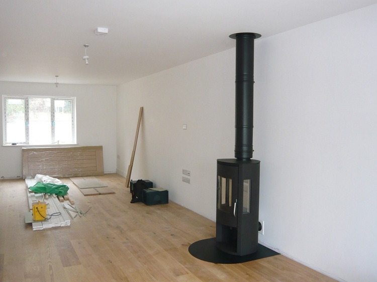 Il ne doit pas y avoir de matériaux inflammables autour de la cheminée et l'endroit où le tuyau sort par le plafond est équipé d'un tablier métallique Tuyau sandwich