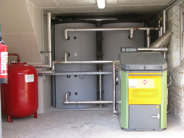 Dans un système fermé, le vase d'expansion doit être grand, mais il peut être placé n'importe où Système de chauffage fermé d'une maison privée