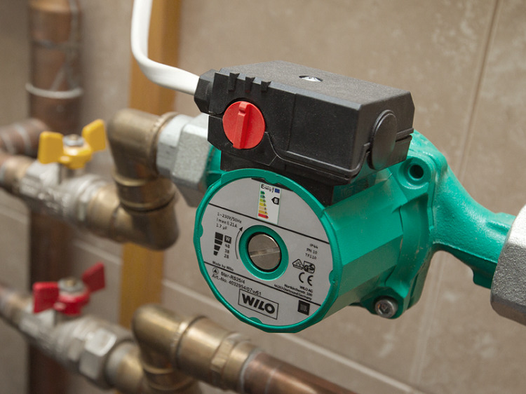 Il est difficile d'organiser la circulation naturelle du liquide de refroidissement dans un système fermé, il est donc nécessaire d'installer une pompe Système de chauffage fermé d'une maison privée