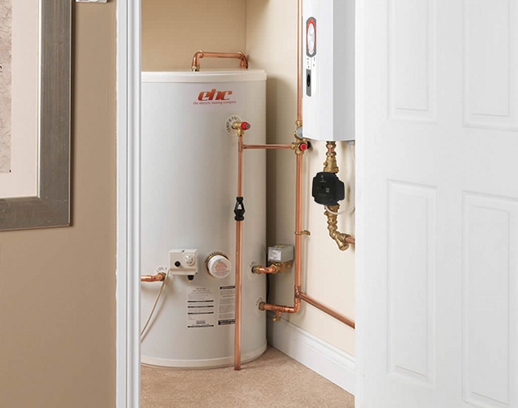 Un système fermé de chauffage d'une maison peut être aménagé avec tout type de chaudière, y compris électrique Système de chauffage fermé d'une maison privée