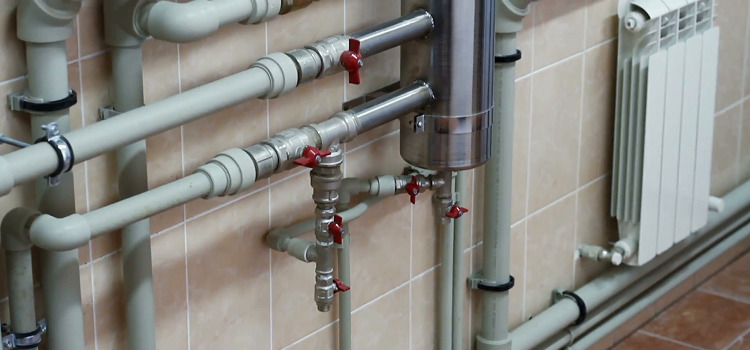 Un système de chauffage fermé ne peut pas être attribué à l'option budgétaire, mais il présente de nombreux avantages par rapport à un système ouvert. Système de chauffage fermé d'une maison privée