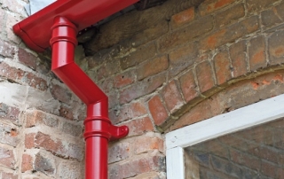 Fixation d'un tuyau de drainage à un mur