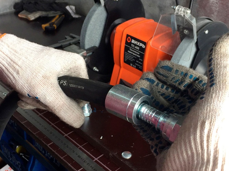 La défaillance du raccord, qui relie le tuyau à l'équipement, conduit dans de nombreux cas à la nécessité de remplacer l'ensemble du produit Tuyaux haute pression