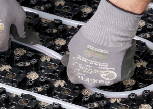 Pose de tuyaux pour chauffage par le sol