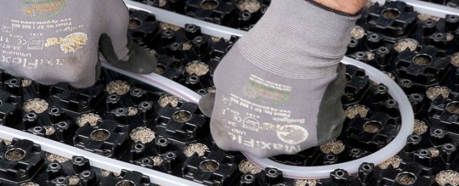 Pose de tuyaux pour chauffage par le sol